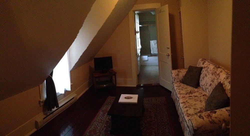B&B Hillhouse 布罗姆湖 外观 照片